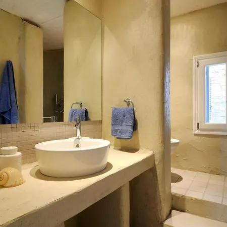 别墅 Paros Sleeps 17 Pool Air Con